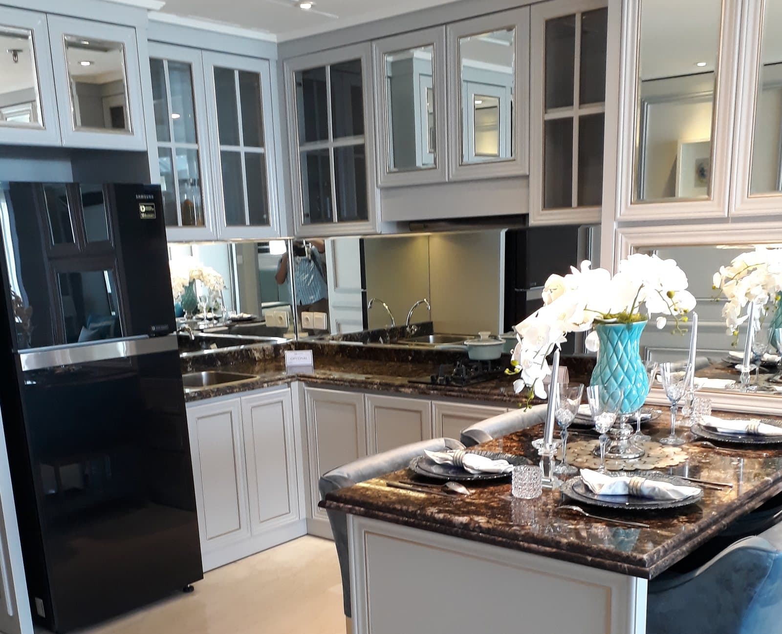 Show-unit kitchen with marble-look stone surfaces